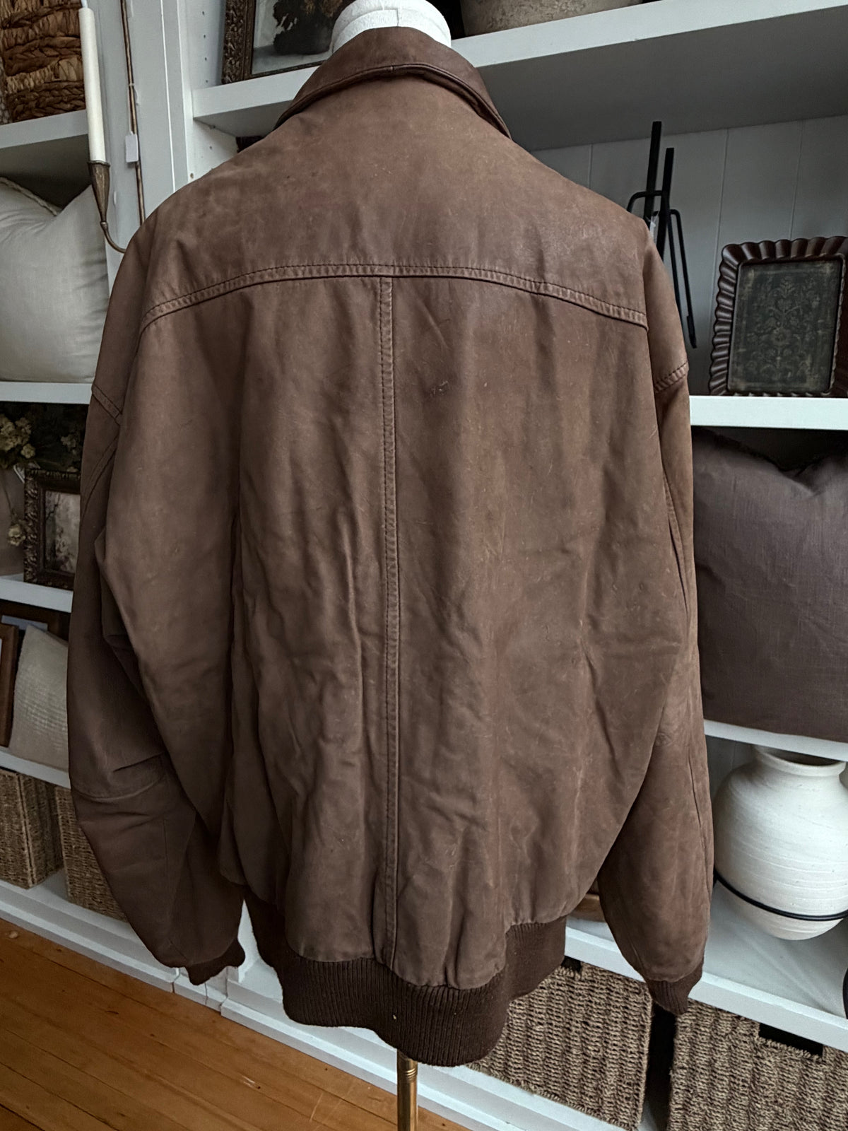 90s Wilson’s Adventure Bound leather bomber. Fits M-XL