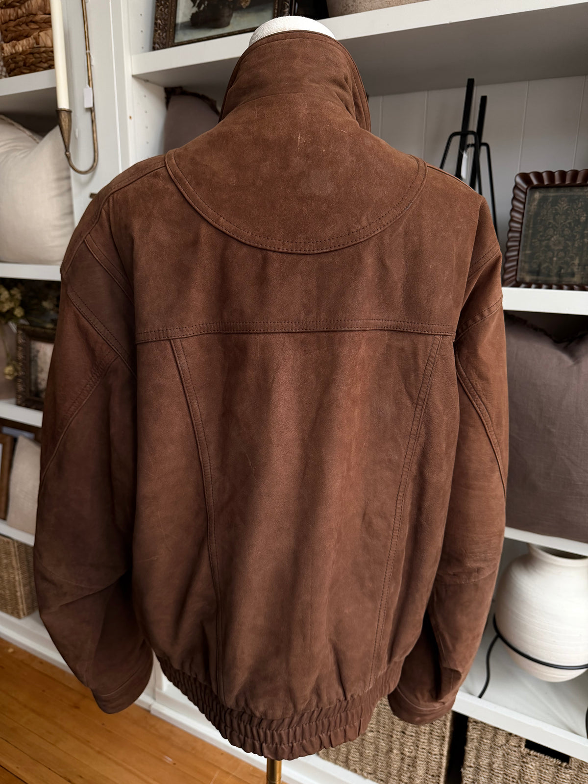 90s Wilson’s Adventure Bound leather bomber. Fits S-L