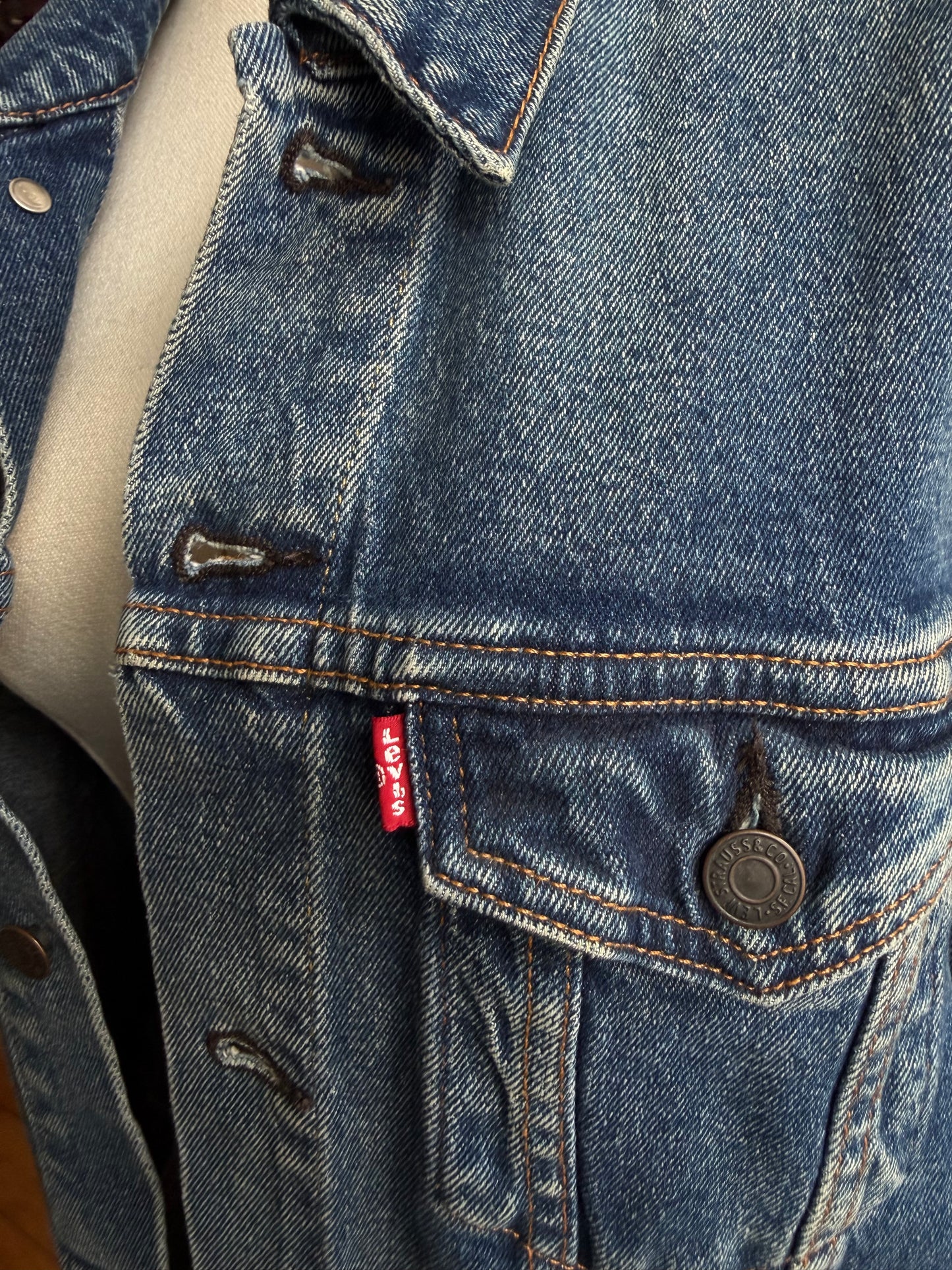 00s Levi’s denim jacket. Fits XS-M