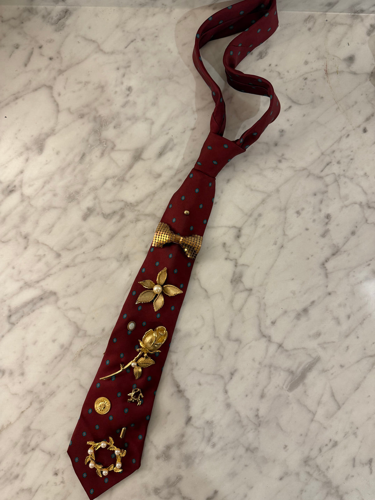 Brooch tie