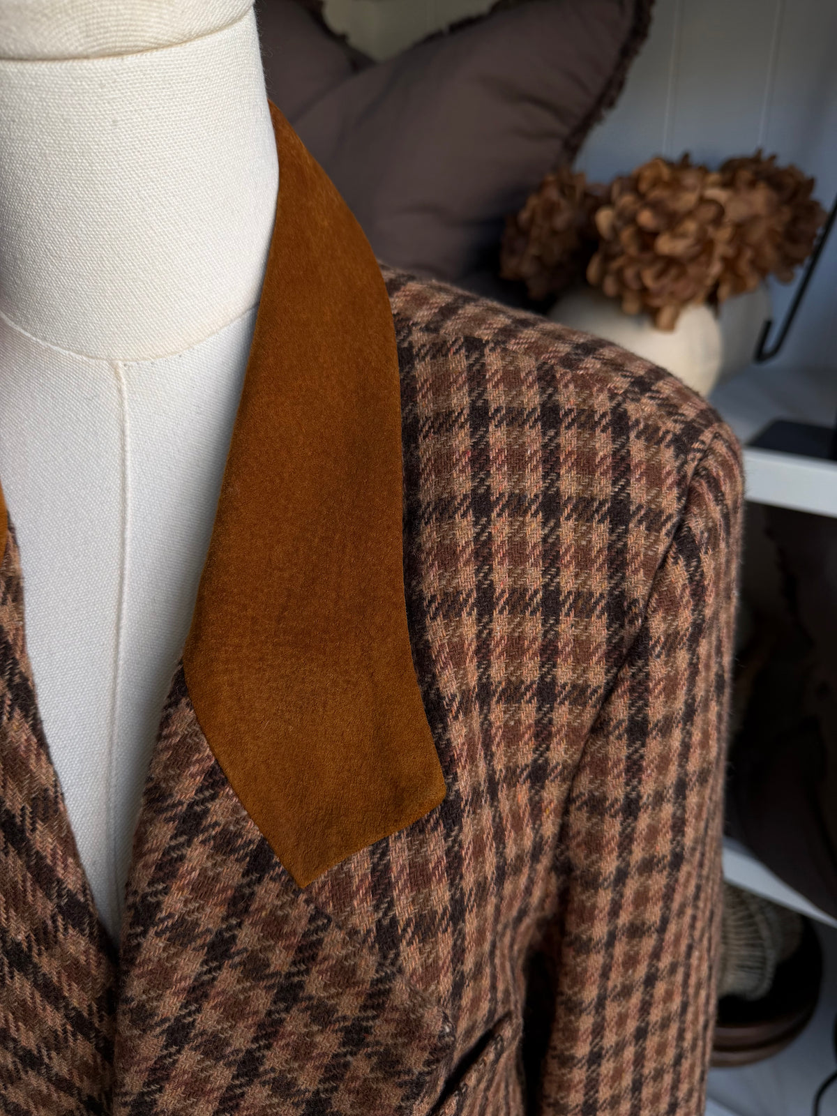 90s Brandon Thomas tweed blazer with suede collar. Fits S-L