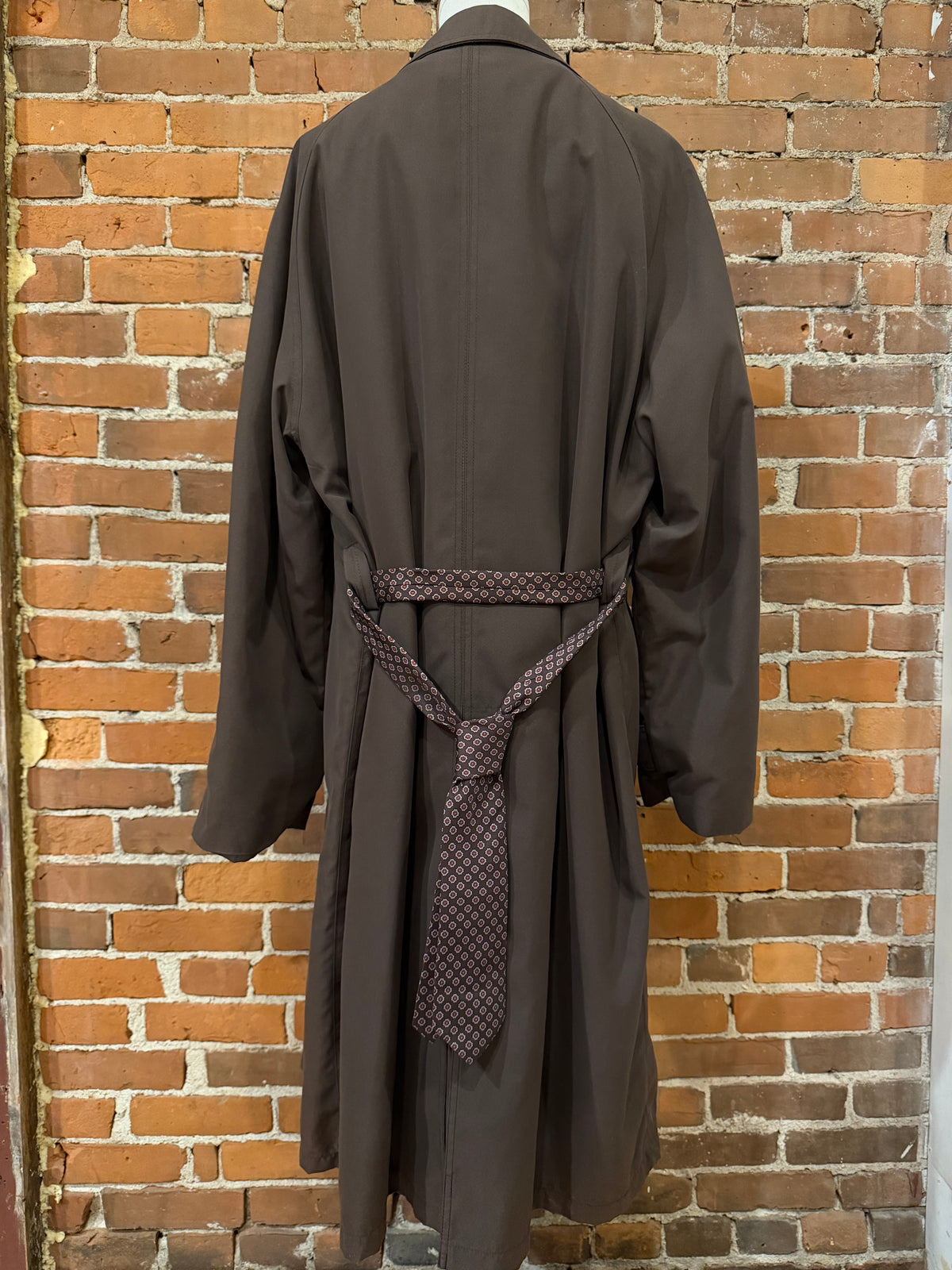 90s Lauren by Ralph Lauren brown trench with removable wool lining. Missing belt but a vintage silk tie is included. Fits M-XL