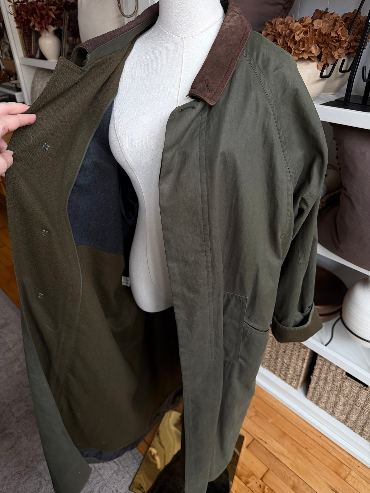 90s London Fog green trench with leather collar and zip out wool lining. Made in the USA. Fits M-XL