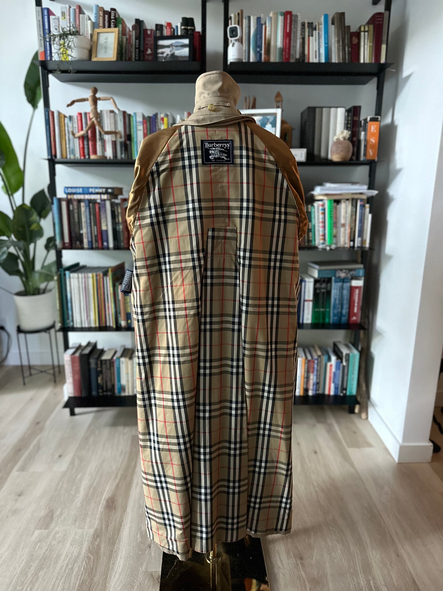 90s Burberry trench. Size 10 X-Long. No zip out lining