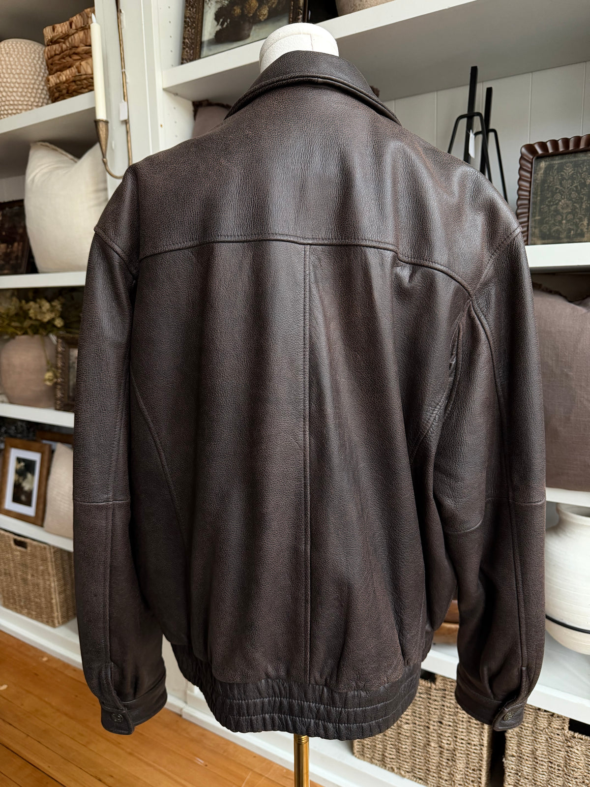 90s Wilson’s Leatger bomber with zip out lining. Fits M-XL