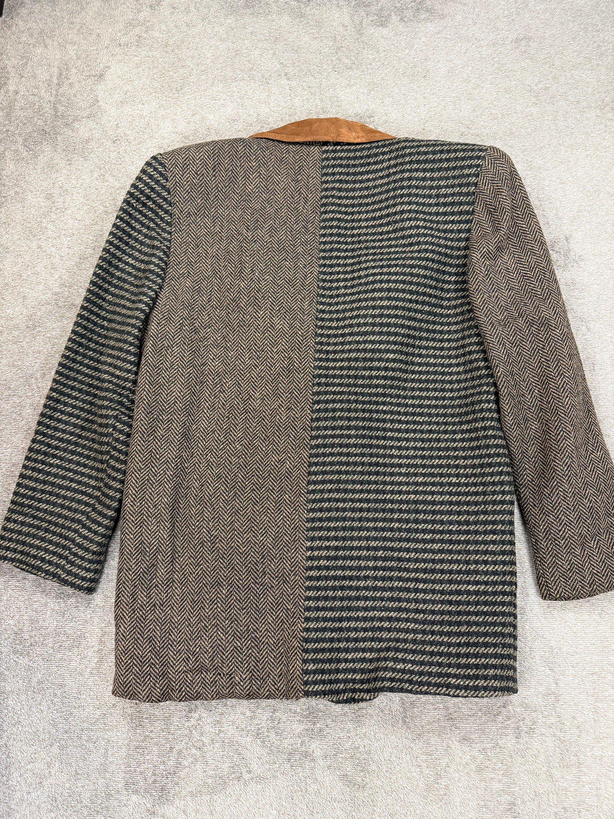 90s JL Colebrook two toned tweed blazer with suede collar. Made in the USA. Fits XS-M petite