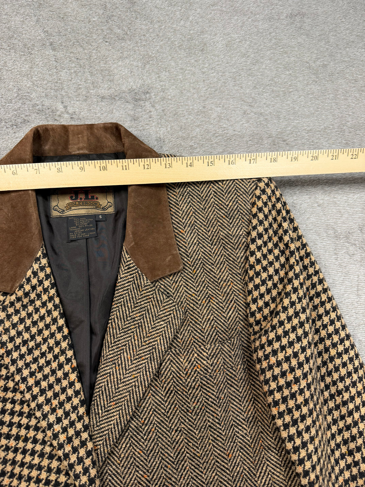 90s JL Colebrook two toned tweed blazer with suede collar. Fits XS-M petite
